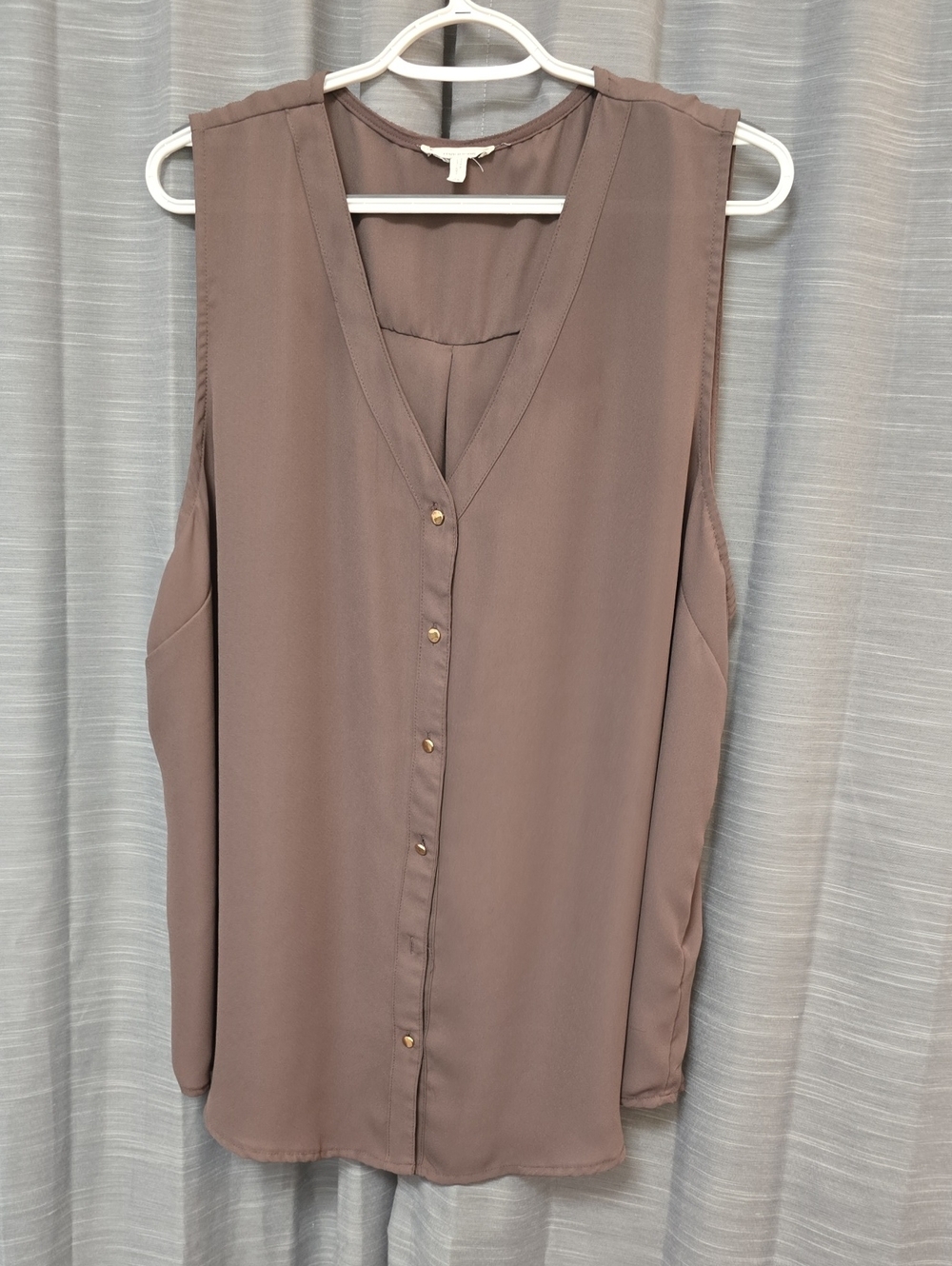 Maurices Women's 2X Sleeveless V-Neck Button Front Blouse Taupe Flowy Top